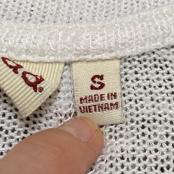 Mudd Size S White V-Neck Top - Picture 4 of 6